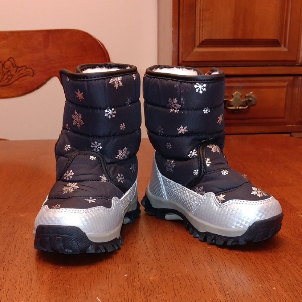 Mishansha Kids Size 26  Snow Boots Black Silver Snowflakes